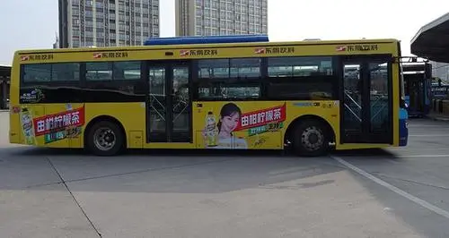 在公交车车身做广告一年要多少钱（宁波公交车身广告一般多少价格）