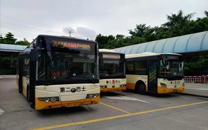 广州公交车广告怎么收费，广州公交车站广告收费标准
