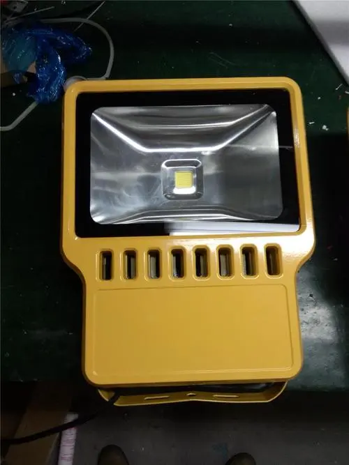 100瓦led广告灯价格（节能100瓦LED广告灯价格）