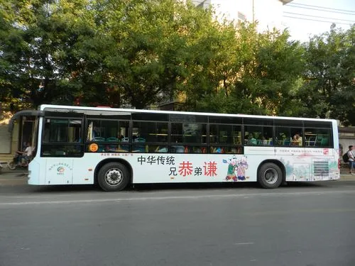 潍坊公交车广告怎么收费，潍坊公交车广告怎么收费的啊