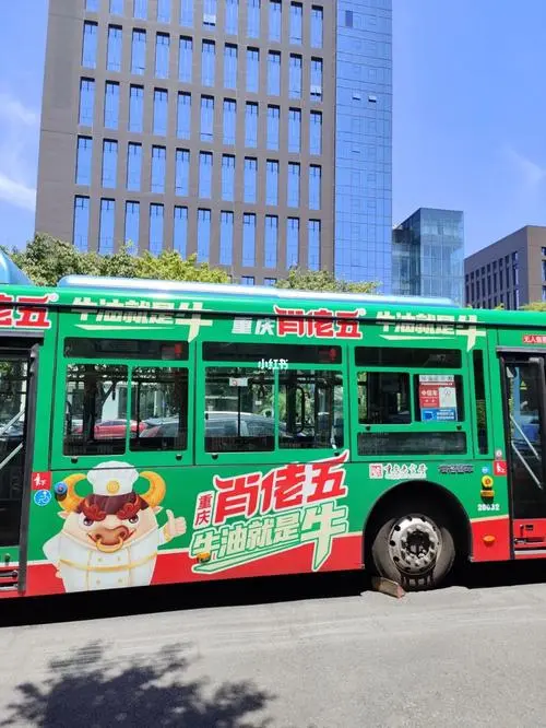 45路专线垃圾广告公交车（45路公交广告乱象）