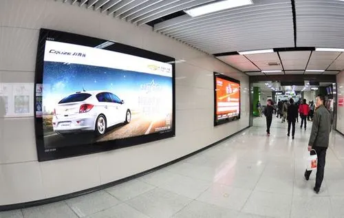 地铁灯箱投放提前几天投（地铁站灯箱图片）