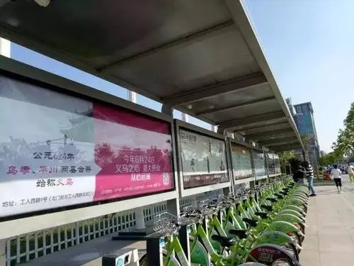 义乌公交车站广告，公交车站前广告