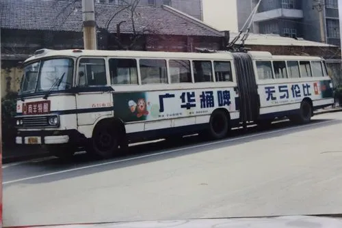 青岛公交车后车窗广告，青岛公交车体广告