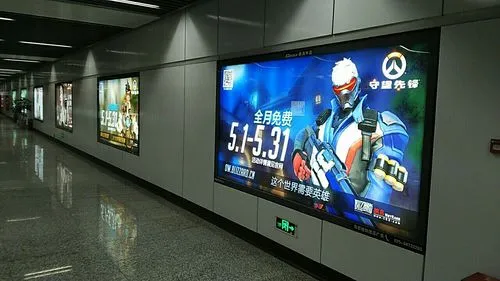 地铁楼梯广告如何投放（南京地铁广告投放价格）
