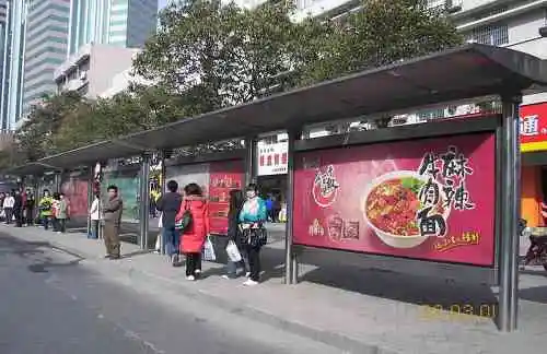 地铁平面广告如何投放（成都公交车站台广告如何投放）