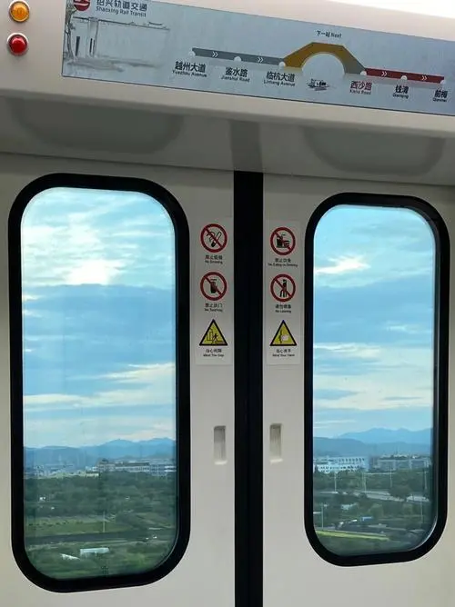6号线地铁窗外广告牌（交通沿线广告牌）