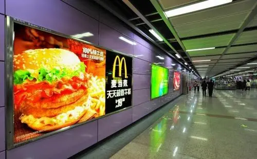 地铁车门贴广告投放