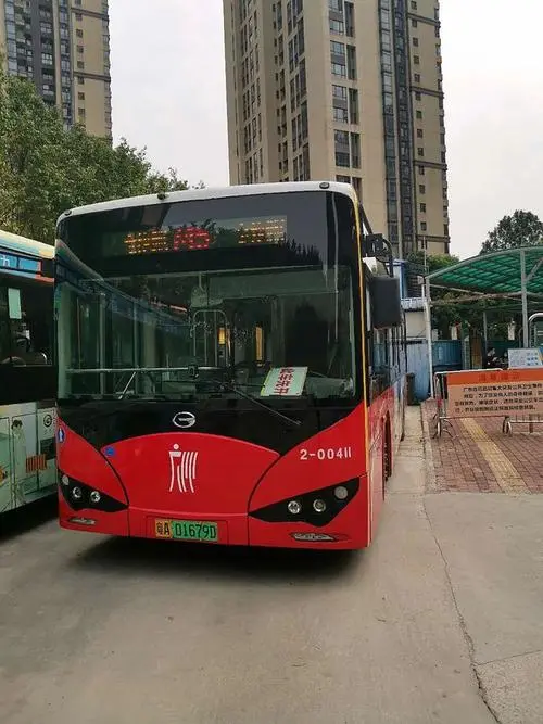 金沙洲去广州白云站广告什么公交车（ 从金沙洲路到广州东站怎么坐公交车,最快需要多久 ）