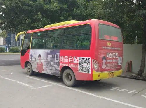 公交车上的广告怎么投，公交车车身的广告是怎么涂上去的