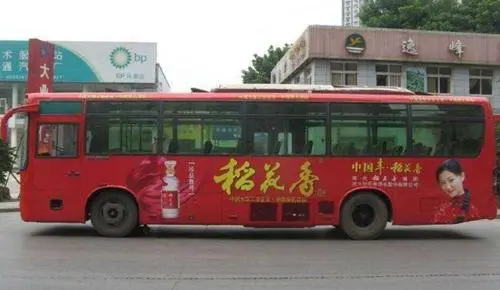 公交车广告找谁投放（重庆公交站台广告投放）