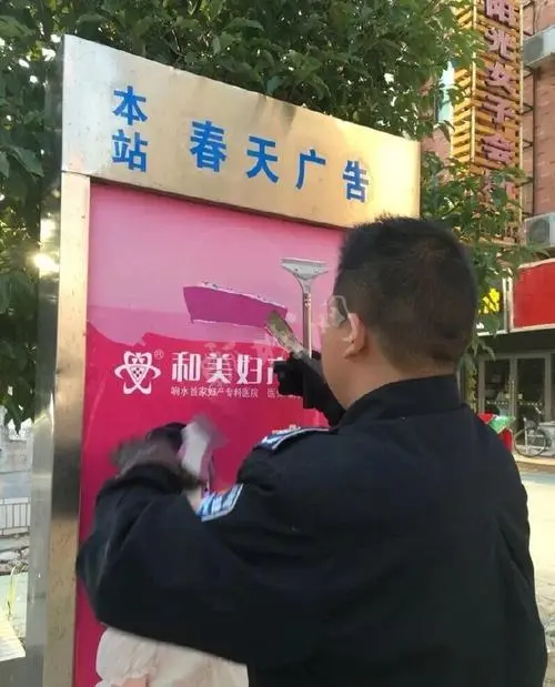 公交站贴广告违法吗（公交站台做广告）
