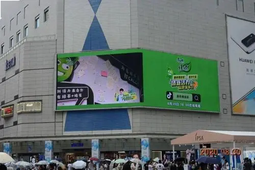 知名品牌在公共空间进行广告宣传（大品牌投放户外广告）